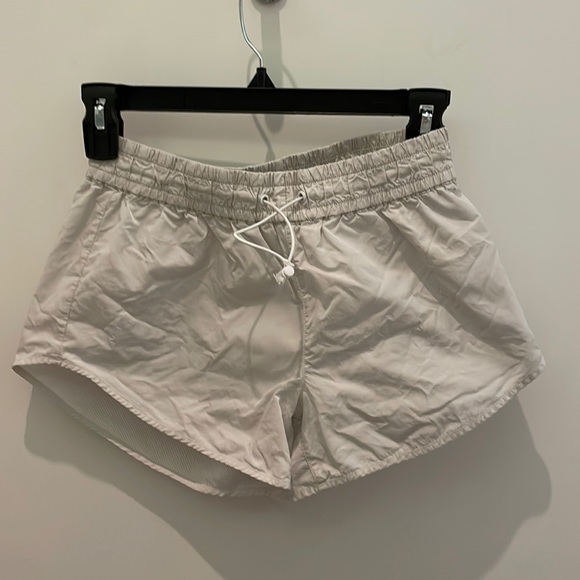 Aritzia - TNA White Exercise Shorts with drawstring and mesh lining - Picture 1 of 3